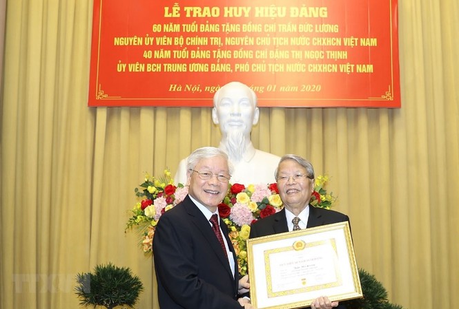 Trao tặng huy hiệu Đảng cho lãnh đạo và nguyên lãnh đạo nhà nước Tổng Bí thư, Chủ tịch nước Nguyễn Phú Trọng trao Huy hiệu 60 năm tuổi Đảng tặng nguyên Chủ tịch nước Trần Đức Lương. (Ảnh: Trí Dũng/TTXVN)