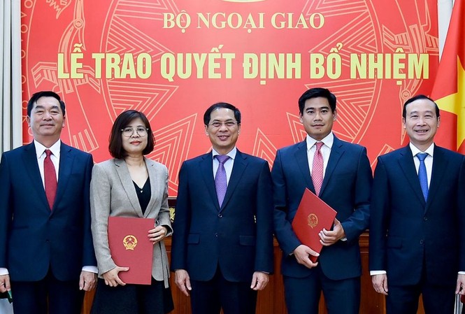 Bản tin 8H: Nhân sự mới Bộ Ngoại giao, Nội vụ, Giáo dục Thứ trưởng Bùi Thanh Sơn trao quyết định và chúc mừng các cán bộ được bổ nhiệm. Ảnh: VGP