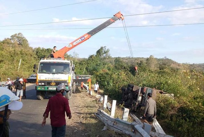 Bản tin 8H: Lật xe tải, 3 người thương vong Hiện trường vụ tai nạn. Ảnh: NDCC