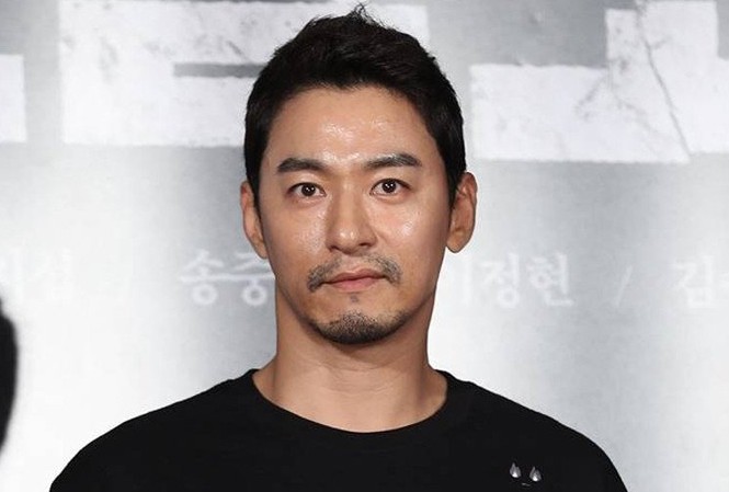 Tài tử ‘Hoàng hậu Ki’ thừa nhận bê bối ‘săn gái’ cùng Jang Dong Gun Tài tử Joo Jin Mo thừa nhận bị tin tặc tống tiền và làm rò rỉ các tin nhắn mồi chài phụ nữ.