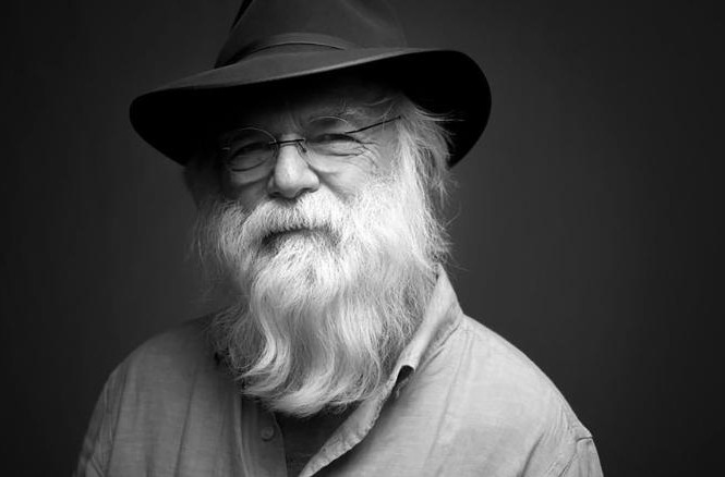 Ca sĩ Mỹ đột tử khi đang biểu diễn trên sân khấu David Olney hưởng thọ 71 tuổi.
