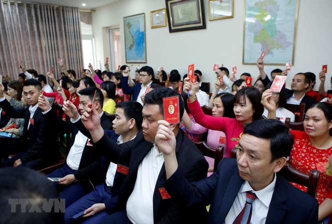 Mở rộng nguồn giới thiệu nhân sự cho đại hội đảng các cấp Các đại biểu biểu quyết thông qua Nghị quyết của Đại hội Đảng bộ. (Ảnh: Phạm Kiên/TTXVN)