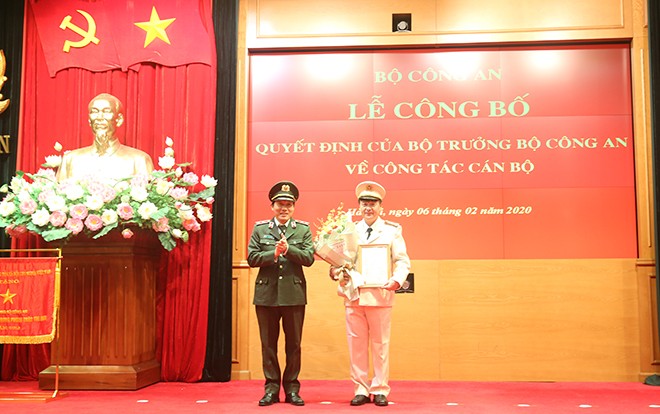 Bộ Quốc phòng, Công an bổ nhiệm nhân sự mới Trung tướng Lương Tam Quang trao quyết định và chúc mừng Đại tá Lê Minh Quang.