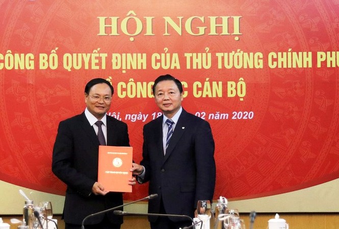 Bản tin 8H: Bộ Tài nguyên và Môi trường có Thứ trưởng mới Bộ trưởng Trần Hồng Hà trao quyết định cho ông Lê Minh Ngân. Ảnh: Báo Chính phủ