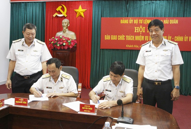 Bản tin 8H: Bộ Quốc phòng bổ nhiệm Chính ủy Vùng 4 Hải quân Chuẩn đô đốc Nguyễn Đức Vượng bàn giao chức trách nhiệm vụ cho Chuẩn đô đốc Nguyễn Văn Thuân. Ảnh: VGP