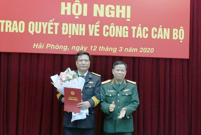 Bổ nhiệm nhân sự Quân chủng Hải Quân, Quân khu 2 Thiếu tướng Tạ Quang Khải trao quyết định bổ nhiệm tân Viện trưởng Viện Kiểm sát Quân sự Quân chủng Hải quân.