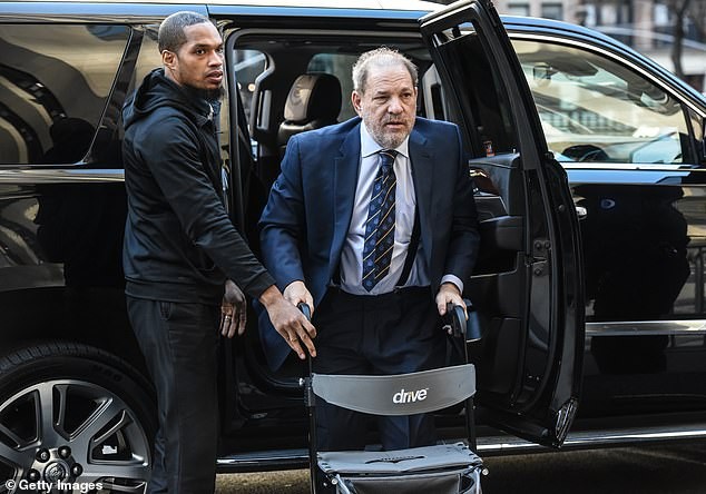 ‘Kẻ hiếp dâm’ Harvey Weinstein mắc Covid-19 trong tù “Trùm Hollywood” Harvey Weinstein được cho là dương tính với virus gây dịch Covid-19.