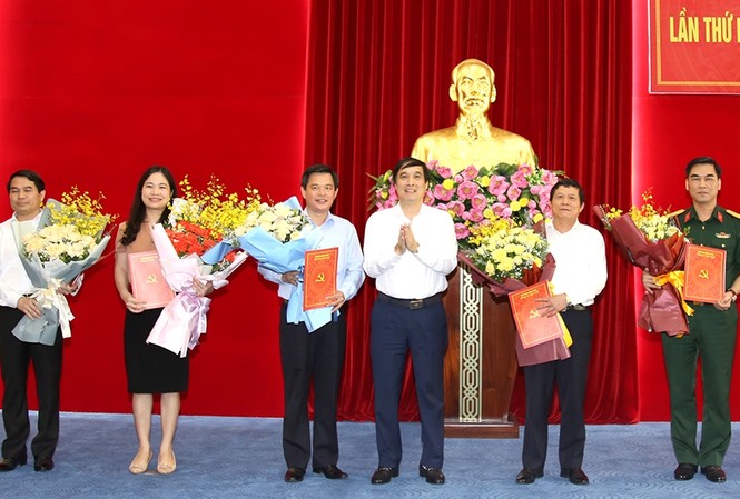 Bản tin 8H: Ban Bí thư Trung ương Đảng chỉ định nhân sự mới Bí thư Tỉnh ủy Phú Thọ Bùi Minh Châu trao quyết định và chúc mừng 5 cán bộ được Ban Bí thư Trung ương Đảng chỉ định giữ chức vụ mới. Ảnh: VGP