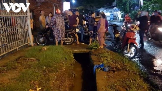 Bản tin 8H: Hai người trượt chân xuống mương nước, một mất tích Hiện trường xảy ra vụ việc. Ảnh: VOV