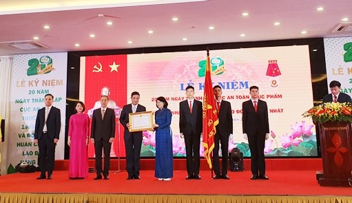 Cục An toàn thực phẩm nhận Huân chương Lao động Hạng Nhất Thay mặt Chủ tịch nước, đồng chí Đặng Thị Ngọc Thịnh, Ủy viên Ban Chấp hành Trung ương Đảng , Phó Chủ tịch nước trao tặng Huân chương lao động Huân chương lao động hạng Nhất cho Cục An ATTP