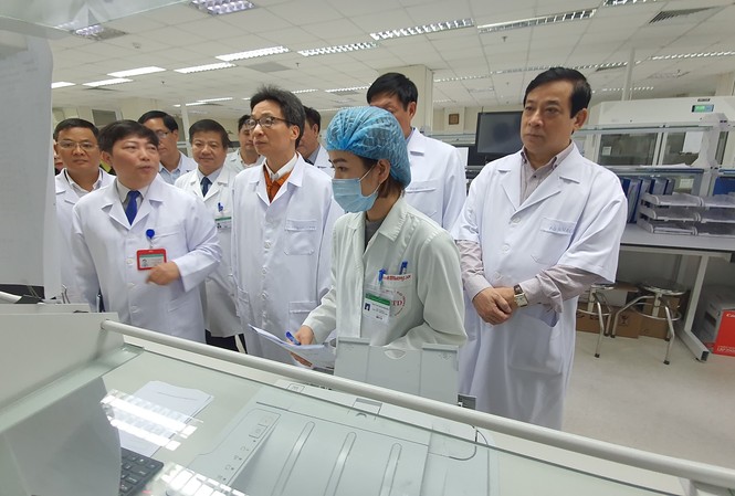 Cách ly bệnh nhân đến từ Trung Quốc nghi mắc viêm phổi cấp Phó Thủ tướng Vũ Đức Đam kiểm tra công tác phòng dịch tại BV Bệnh Nhiệt đới T.Ư