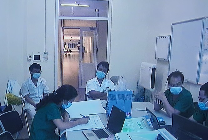 Bộ Y tế khuyến cáo theo dõi sát ca mắc COVID-19, đặc biệt ngày thứ 7-10 của bệnh Bác sĩ khoa Cấp cứu BV Bệnh Nhiệt đới T.Ư hội chẩn ca bệnh