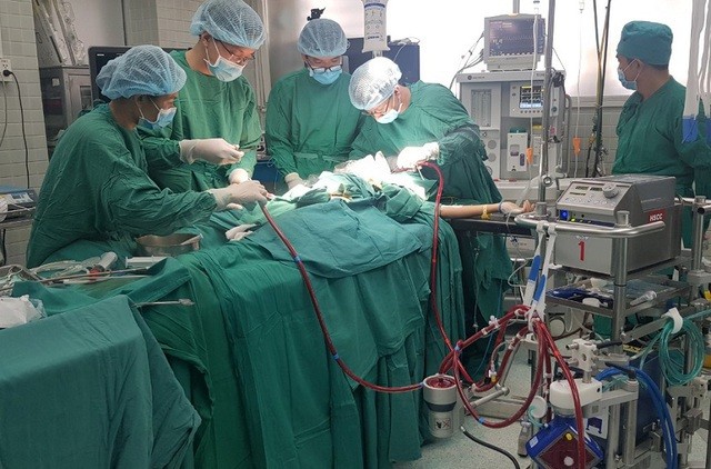Phi công người Anh tiên lượng xấu, hai người muốn hiến phổi cứu bệnh nhân Phi công người Anh tiên lượng xấu, hai người muốn hiến phổi cứu bệnh nhân