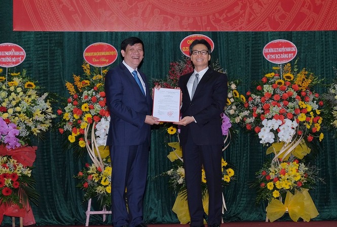 Trao quyết định giao quyền Bộ trưởng Bộ Y tế cho GS.TS Nguyễn Thanh Long