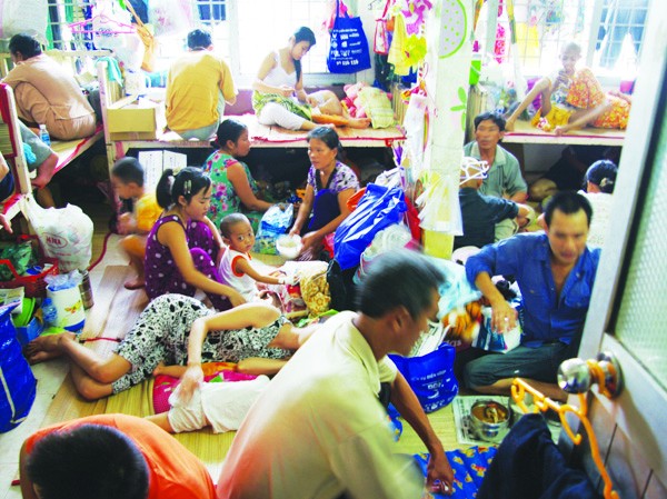 Dịch vụ hốt bạc ở bệnh viện Quá tải khiến người bệnh cắn răng khám chữa bệnh dịch vụ, nằm giường dịch vụ với giá cắt cổ. Ảnh: L.N
