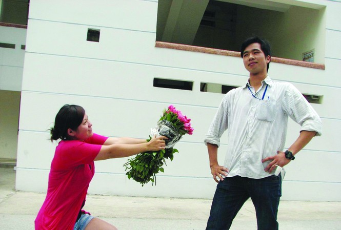 Valentine không 'đụng hàng' Giới trẻ hào hứng với cách tặng quà "độc" ngày Valentine. Ảnh: Nguyễn Hà