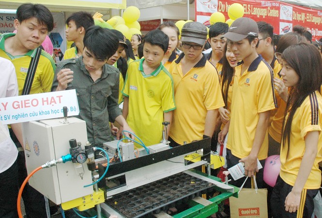 Nhiều thắc mắc về quy chế tuyển sinh Học sinh các trường THPT tìm hiểu mô hình máy gieo hạt của trường ĐH Kỹ thuật Công nghệ TPHCM tại Ngày hội tư vấn tuyển sinh. Ảnh: Q.P