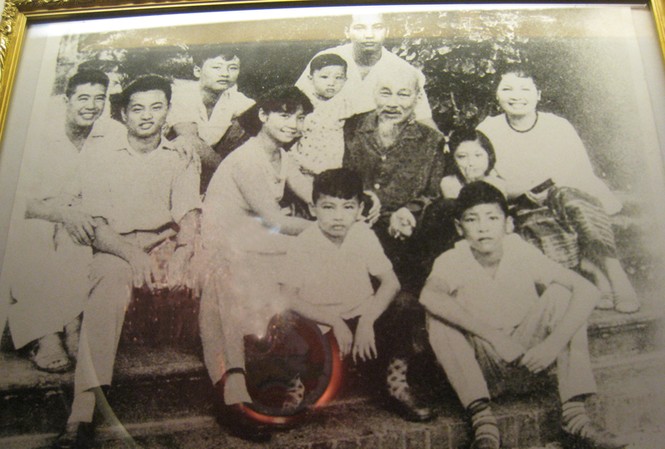 Những gia đình Lào - Việt Ảnh bà Kỳ Nam và các con chụp chung với Bác Hồ, năm 1960