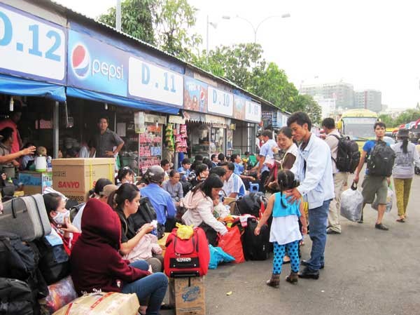 Bến xe Miền Đông 'nghẹt thở' ngày giáp Tết Bến xe Miền Đông 'nghẹt thở' ngày giáp Tết