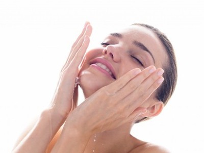 Năm cách tẩy trang an toàn mà đơn giản Năm cách tẩy trang an toàn mà đơn giản
