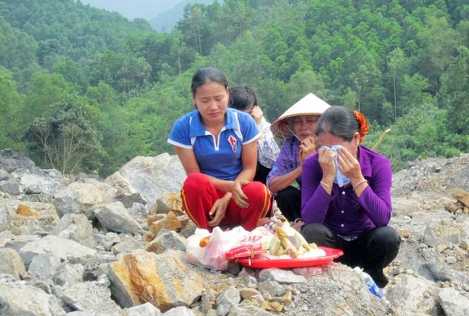 Gia cảnh đáng thương của bốn người bị vùi lấp Người thân nhà bà Hoàn khóc cạn nước mắt sau mấy ngày ròng rã vẫn không tìm thấy xác của bốn người trong gia đình bà