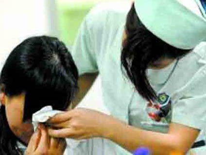 Mẹ nâng ngực, con bị liệt não Mẹ nâng ngực, con bị liệt não