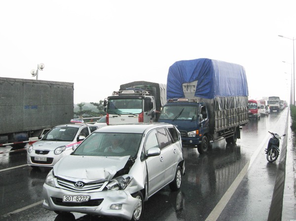 Ba vụ tai nạn, 10 ô tô đâm nhau, cầu Thanh Trì tắc Hiện trường vụ tai nạn