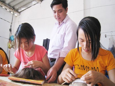 Tỷ phú tóc giả Tỷ phú trẻ Dương Văn Dũng và nhân viên