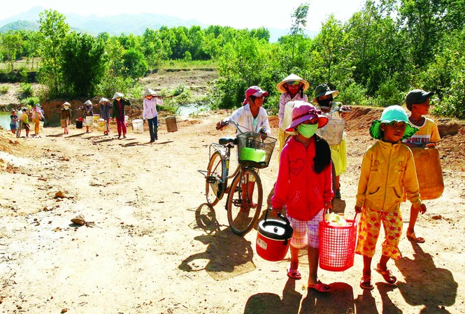 Nắng nóng dài kỷ lục Nắng nóng gây ra tình trạng thiếu nước nghiêm trọng tại xã Cam Tuyền, Cam Lộ, Quảng Trị. Trong ảnh: Người dân đi lấy nước. Ảnh: TTXVN