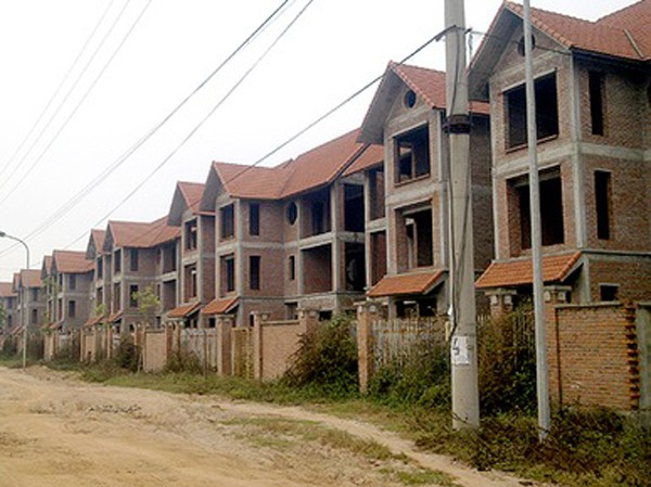 Bài toán vốn cho bất động sản: Khó nhưng vẫn giải được Không ít dự án bất động sản bị đình trệ, chậm tiến độ vì chủ đầu tư "đói vốn".