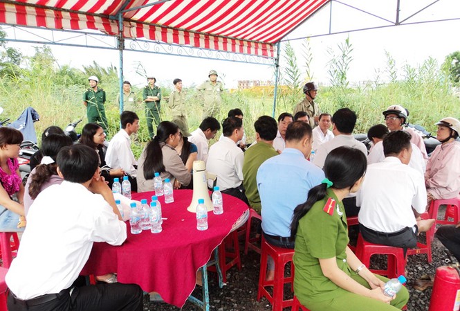 Quản lý đất đai: Dễ làm sai, khó sửa “Tổ bảo vệ thi công” ngày 10-8-2011 với đông đảo công an, dân phòng và đại diện ban ngành, khống chế vợ chồng ông Phúc Ảnh: Sáu Nghệ