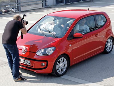 ‘Nhồi nhét’ 16 người vào xe siêu nhỏ Volkswagen Up ‘Nhồi nhét’ 16 người vào xe siêu nhỏ Volkswagen Up