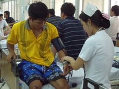 Đưa thủy thủ tàu Vân Đồn vào bờ bằng trực thăng Đưa thủy thủ tàu Vân Đồn vào bờ bằng trực thăng