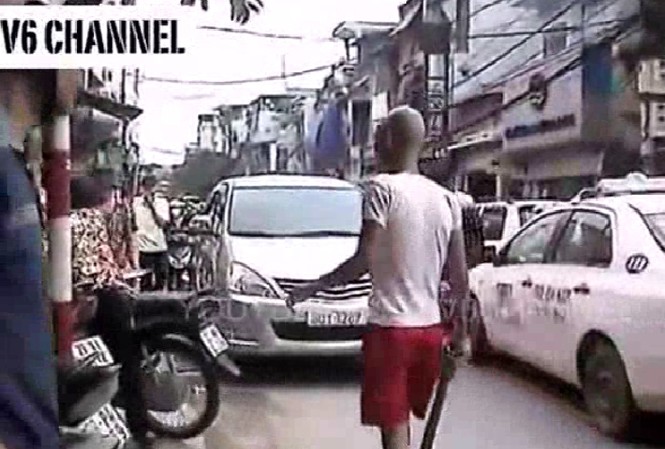 Quá bức xúc, dân đứng ra giúp CSGT phân làn Dùng điếu cày phân làn giao thông. Ảnh chụp từ clip