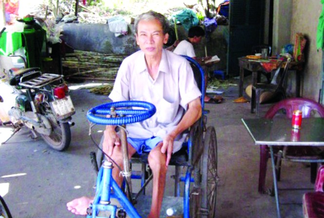 Những tấm lòng thơm thảo Bảy năm ngồi xe lăn, cuộc sống vất vả nhưng bác Đoàn Phú Giác và người nhà luôn rộng lòng với sĩ tử phương xa