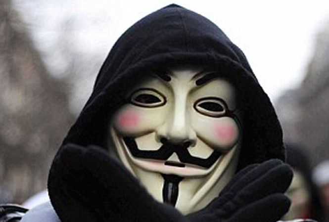 Hai nghi can vụ trộm đoạn băng điện đàm Anh - Mỹ Thành viên Anonymous thường giấu mặt trong chiếc mặt nạ trắng