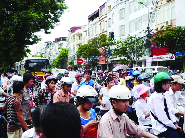 Công chức trung ương làm việc từ 9h Thay đổi giờ học, giờ làm hy vọng cải thiện được bức tranh giao thông Hà Nội hiện nay. Ảnh: Trọng Đảng