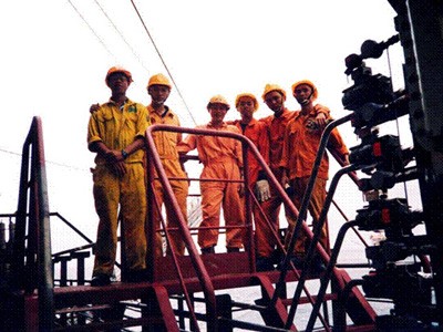 Địa chất - Dầu khí: Ít nơi đào tạo, nhiều nhu cầu SV khoa Địa chất - Dầu khí Trường ĐH Bách khoa TPHCM thực tập ở giàn khoan