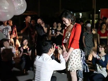 Thêm màn cầu hôn bằng flashmob dễ thương ở Hà Nội Thêm màn cầu hôn bằng flashmob dễ thương ở Hà Nội