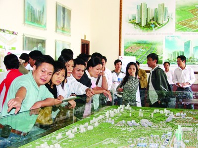Bất động sản năm 2011 khó giảm giá Ngày càng nhiều người dân tìm đến các sàn giao dịch. Ảnh: Minh Tuấn