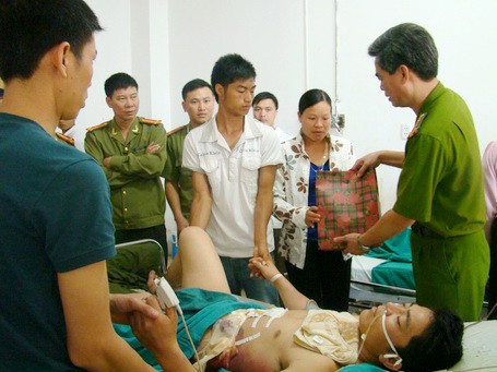 Hai công an bị tội phạm ma túy bắn trọng thương Hai công an bị tội phạm ma túy bắn trọng thương