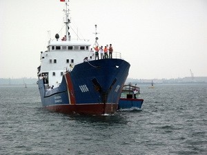 35 thuyền viên thoát chết, trở về từ tâm bão 35 thuyền viên thoát chết, trở về từ tâm bão
