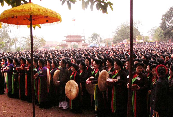 Nhớ quan họ đồi Lim Kỷ lục về số người hát và mặc trang phục quan họ vừa được lập ở Hội Lim. Ảnh: Ng.Q. Hưng