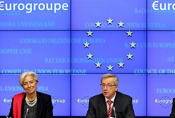 EU thông qua gói tài chính thứ 2 cứu Hy Lạp Tổng Giám đốc IMF, bà Christine Lagarde, Thủ tướng Luxembourg Jean-Claude Juncker, và Cao ủy Tiền tệ châu Âu Olli Rehn Ảnh: IHT