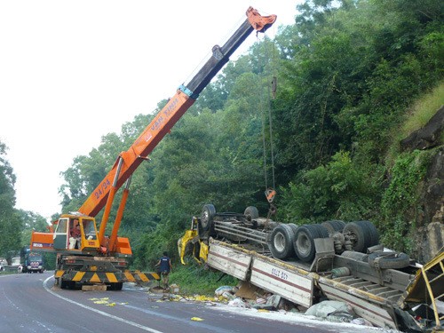 Lật xe trên đèo Cù Mông, 1 người chết Lật xe trên đèo Cù Mông, 1 người chết