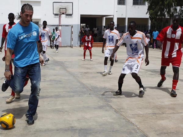 Ramos chơi bóng cùng thiếu niên Senegal Ramos chơi bóng cùng thiếu niên Senegal