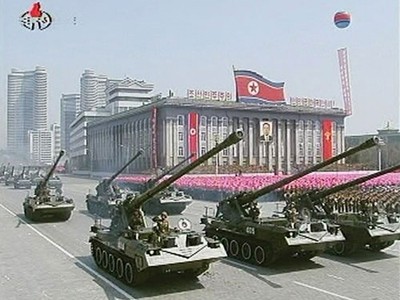 Lãnh đạo Triều Tiên thề tăng cường quân sự Đội hình xe tăng diễu qua Quảng trường Kim Nhật Thành hôm 15-4 Nguồn: Ifeng