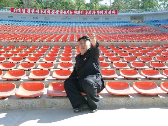 Triều Tiên tử hình 80 người vì xem phim Hàn Quốc Lãnh đạo Triều Tiên Kim Jong Un thị sát một rạp hát ngoài trời ở Wonsan