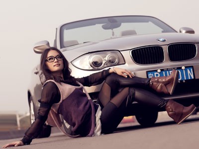 Chân dài xinh đẹp bên BMW mui trần Chân dài xinh đẹp bên BMW mui trần