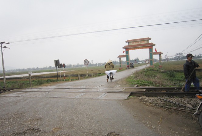 'Để không còn ai chết oan như con tôi...' Đoạn đường sắt này đang là điểm đen TNGT do không có gác chắn tàu